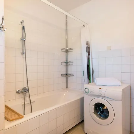 Spacious 2 Bedroom With Balcony - Happy *