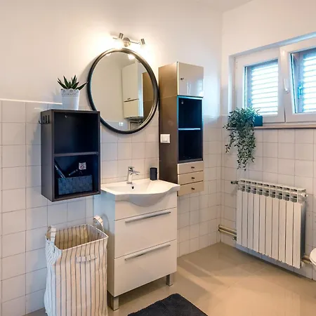 Spacious 2 Bedroom With Balcony - Happy