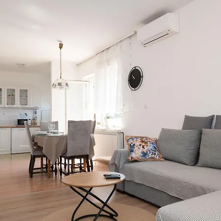 アパート Spacious 2 Bedroom With Balcony - Happy ブロダリツァ