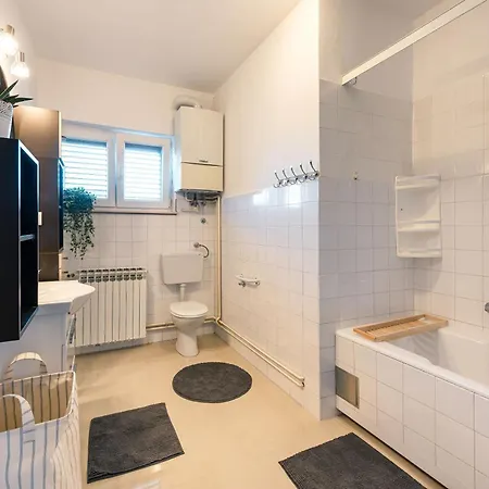 Spacious 2 Bedroom With Balcony - Happy *