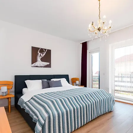 Spacious 2 Bedroom With Balcony - Happy
