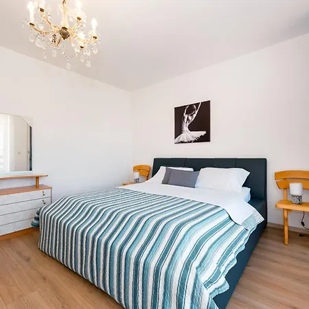 Spacious 2 Bedroom With Balcony - Happy アパート