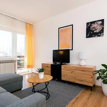 Spacious 2 Bedroom With Balcony - Happy Apartment